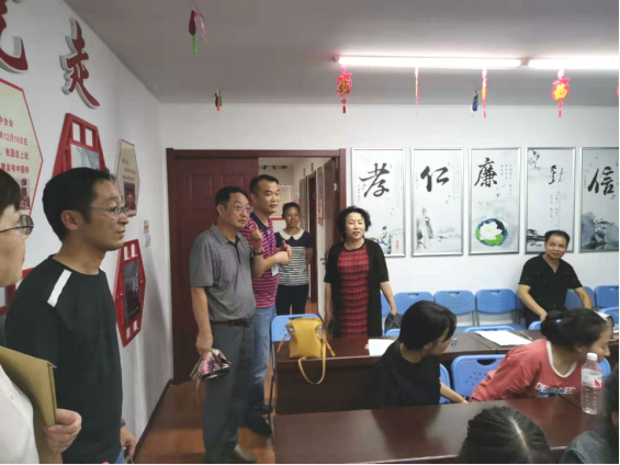 市教育局党组书记局长张足意调研师院社区534.png